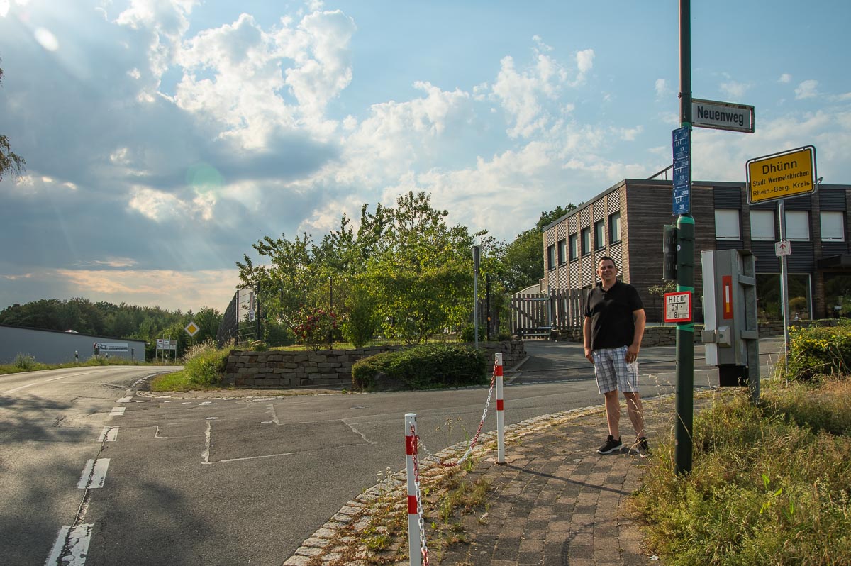 Gefahrenzone Neuenweg Stefan Becker an der Einmündung Neuenweg