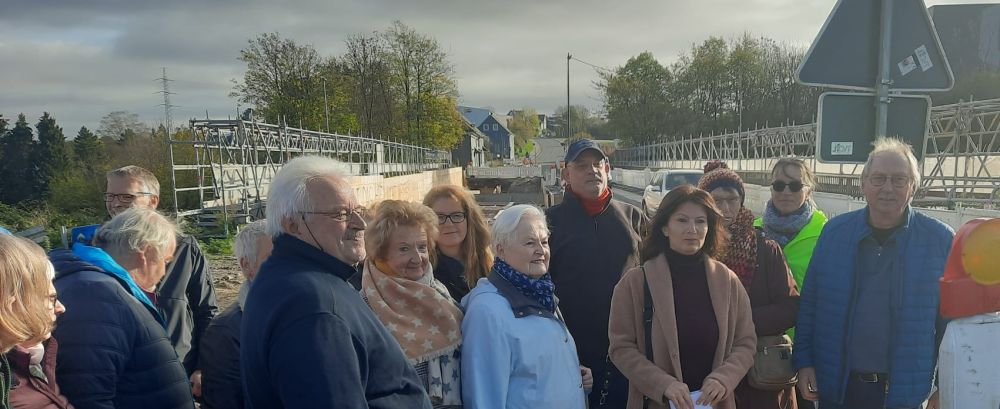 Vor der Brücke